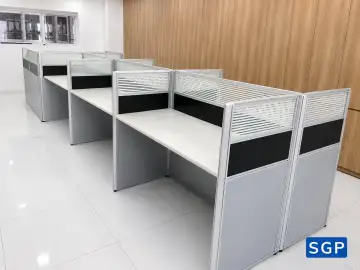 Giao hàng và lắp đặt cụm bàn làm việc