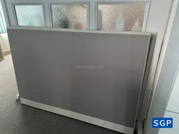 Giao hàng và lắp đặt vách ngăn nỉ