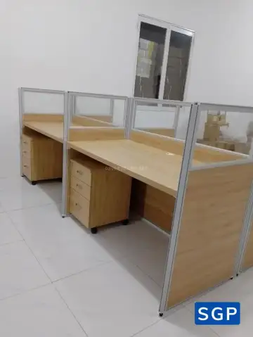 Bàn giao cụm bàn có vách ngăn gỗ kính