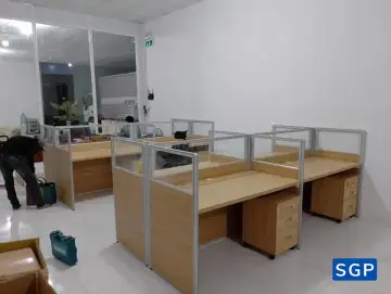 Bàn giao cụm bàn có vách ngăn gỗ kính