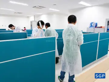 Giao hàng và lắp đặt vách nỉ