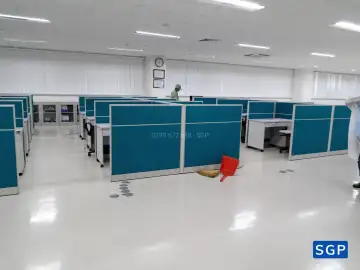 Giao hàng và lắp đặt vách nỉ