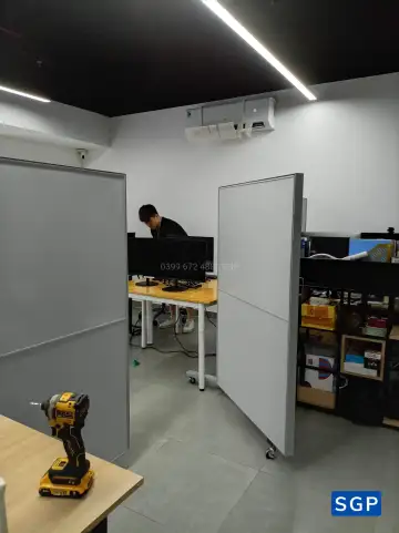 063026 - Sản xuất vách lắp đặt vách ngăn có bánh xe