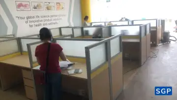 Vách ngăn bàn làm việc kết hợp gỗ kính decal