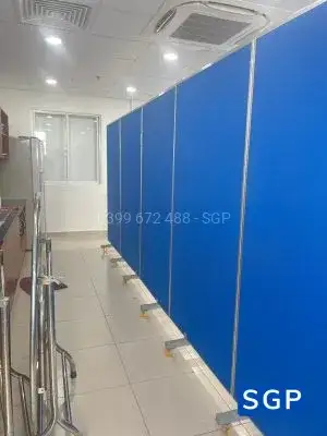 Vách ngăn có bánh xe phía dưới (vách nỉ màu xanh)