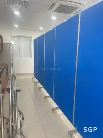 Vách ngăn có bánh xe phía dưới (vách nỉ màu xanh)