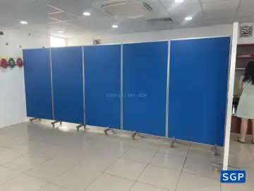 Vách ngăn có bánh xe phía dưới (vách nỉ màu xanh)