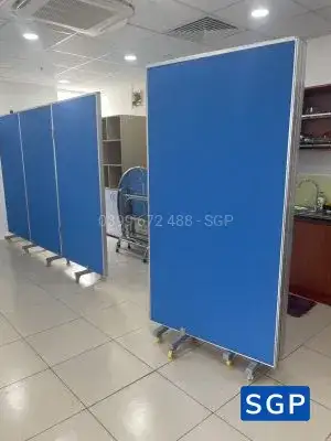Vách ngăn có bánh xe phía dưới (vách nỉ màu xanh)