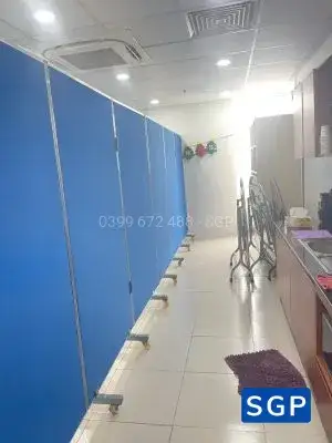 Vách ngăn có bánh xe phía dưới (vách nỉ màu xanh)