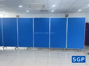 Vách ngăn có bánh xe phía dưới (vách nỉ màu xanh)
