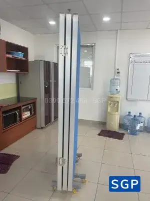 Vách ngăn có bánh xe phía dưới (vách nỉ màu xanh)
