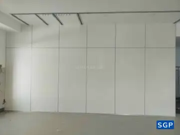 Vách ngăn di động màu trắng có cửa đôi