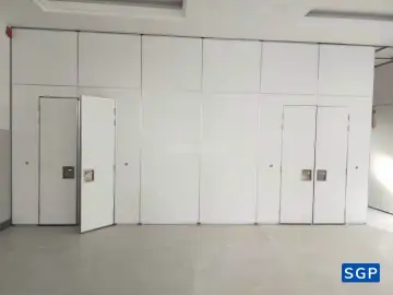 Vách ngăn di động màu trắng có cửa đôi