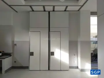 Vách ngăn di động màu trắng có cửa đôi