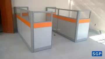 lắp đặt hoàn thiện vách gỗ kính 2 múi