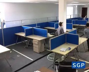 lắp đặt vách ngăn bàn kết hợp vách ngăn lửng có dùng kính