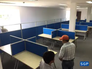 lắp đặt vách ngăn bàn kết hợp vách ngăn lửng có dùng kính