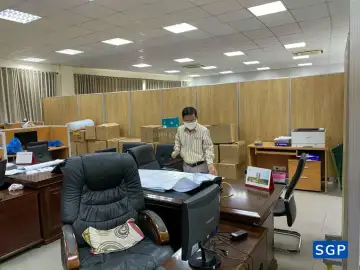 vách ngăn có bánh xe vân gỗ