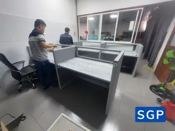 Giao vách nỉ kính màu xám 