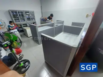 Giao vách nỉ kính màu xám 