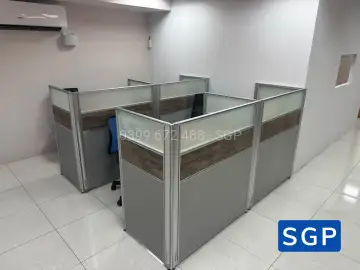 Giao vách gỗ kính decal mờ