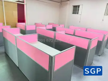Lắp đặt hoàn thiện vách ngăn bàn làm việc màu hồng kết hợp xám