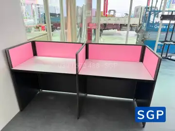 Lắp đặt hoàn thiện vách ngăn bàn làm việc màu hồng kết hợp xám