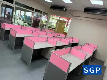 Lắp đặt hoàn thiện vách ngăn bàn làm việc màu hồng kết hợp xám