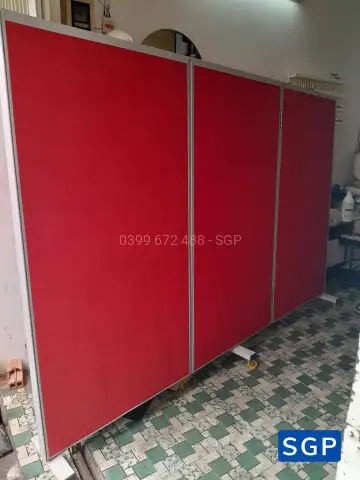 Giao vách có bánh xe nỉ màu đỏ
