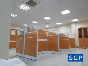 hoàn thiện vách ngăn bàn làm việc gỗ kính cho ngân hàng chi nhánh tại Đồng Nai