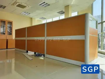 hoàn thiện vách ngăn bàn làm việc gỗ kính cho ngân hàng chi nhánh tại Đồng Nai