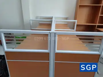 hoàn thiện vách ngăn bàn làm việc gỗ kính cho ngân hàng chi nhánh tại Đồng Nai