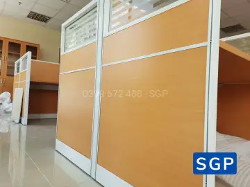 hoàn thiện vách ngăn bàn làm việc gỗ kính cho ngân hàng chi nhánh tại Đồng Nai