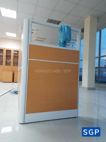 hoàn thiện vách ngăn bàn làm việc gỗ kính cho ngân hàng chi nhánh tại Đồng Nai