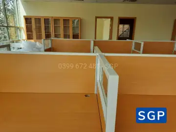 hoàn thiện vách ngăn bàn làm việc gỗ kính cho ngân hàng chi nhánh tại Đồng Nai