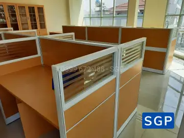 hoàn thiện vách ngăn bàn làm việc gỗ kính cho ngân hàng chi nhánh tại Đồng Nai