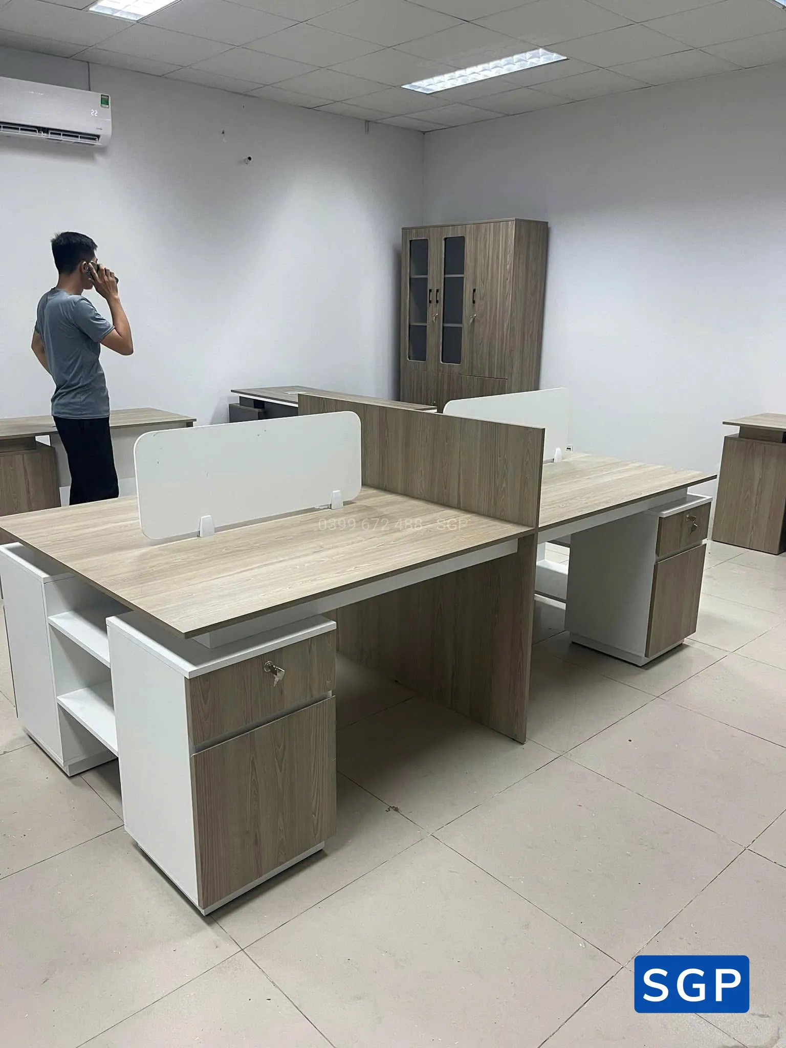 Bàn làm việc chân gỗ 4 người ngồi