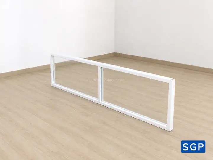 Vách ngăn nhôm kính trên mặt bàn cao 350mm